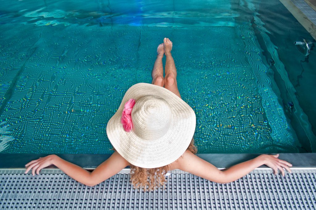 Antikorový bazén na mieru s prelivovým žľabom