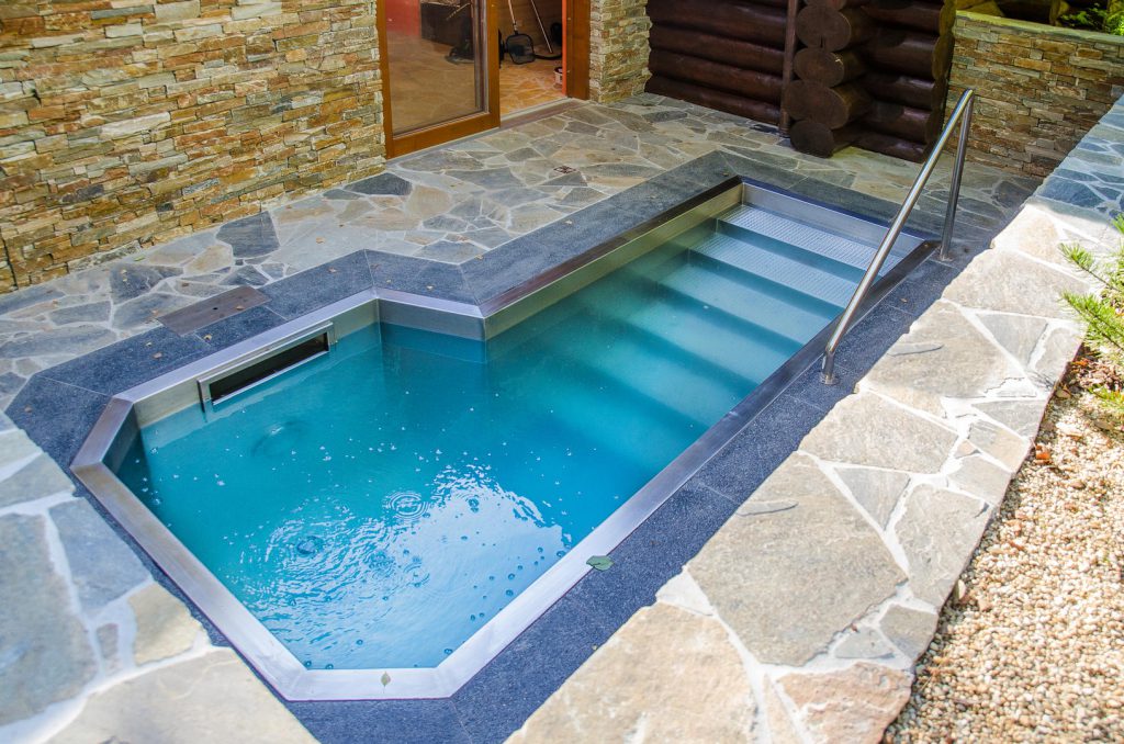 Luxusný ochladzovací bazén v exteriéri