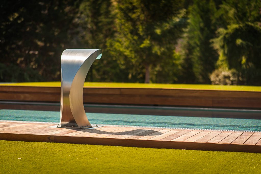 Bazén na záhrade s terasou a chrličom - Wonderwerk.eu