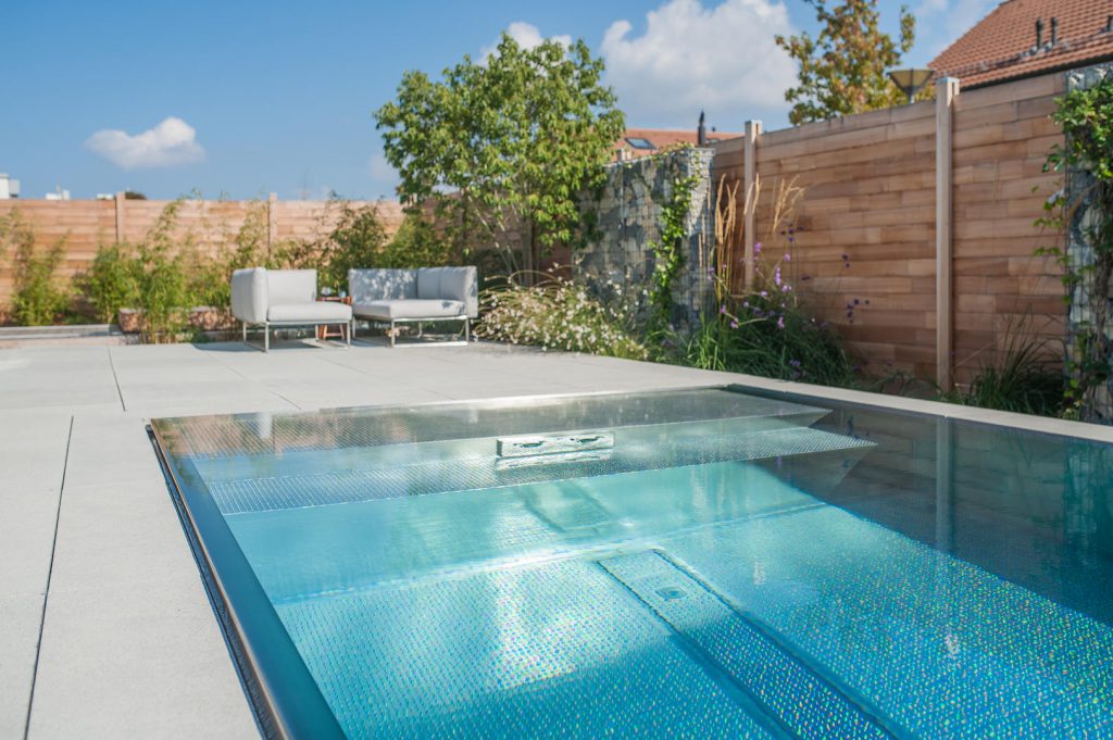 Záhradný bazén s terasovým sedením