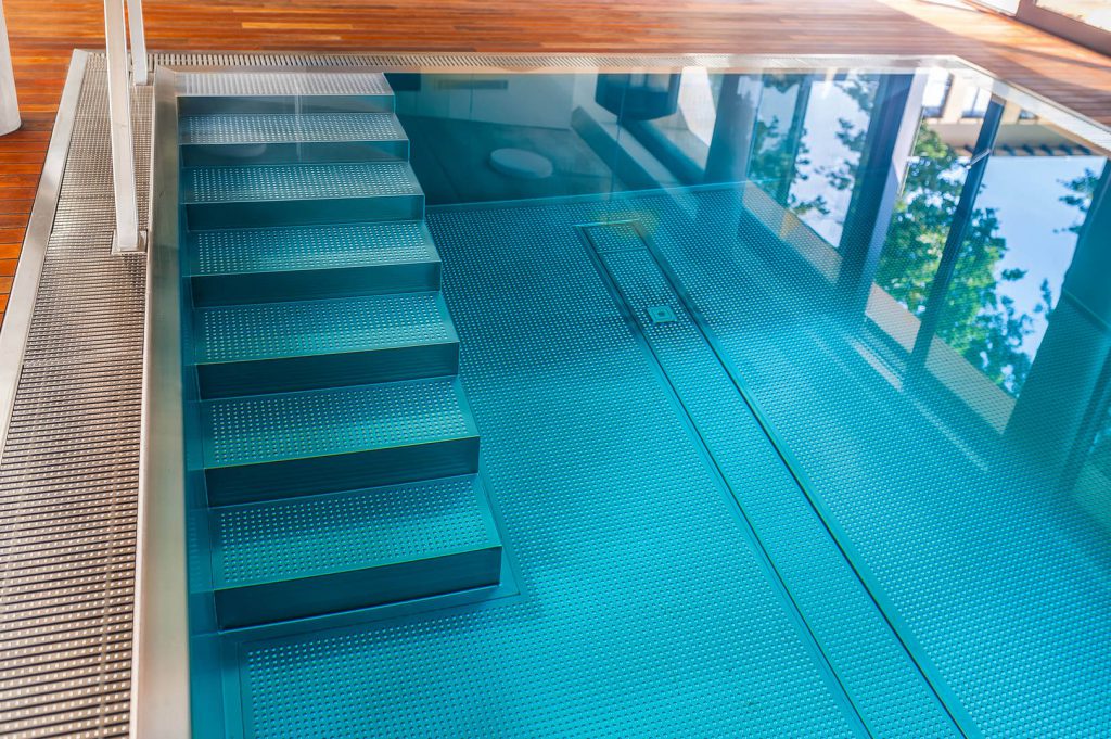Vnútorný nerezový bazén s prelivovým žľabom