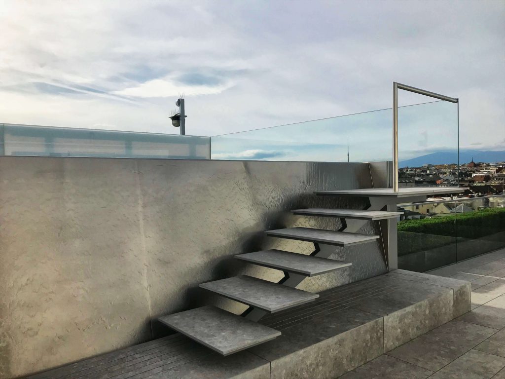 Dizajnový infinity bazén so schodami z nerezu