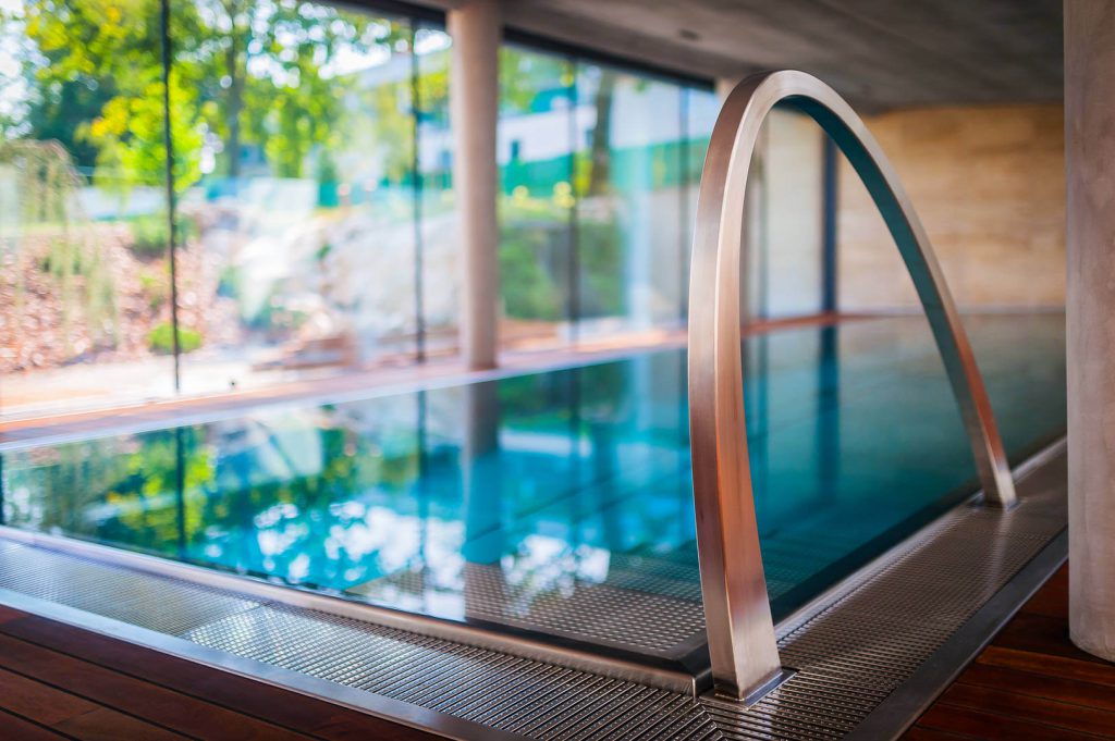 Nerezový vnútorný bazén s dizajnovým madlom