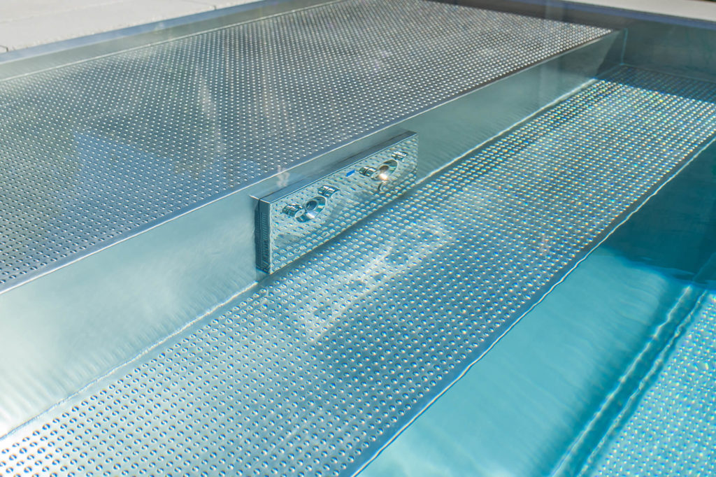 Protiprúdové zariadenie v nerezových schodoch bazéna