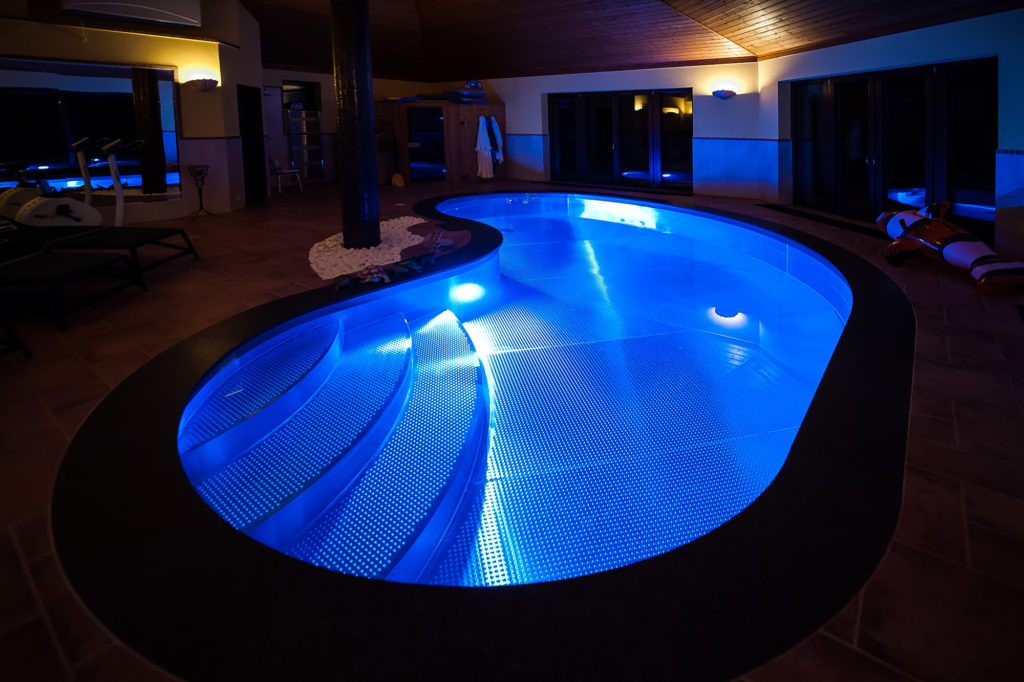 Podhladinové osvetlenie oválneho bazéna