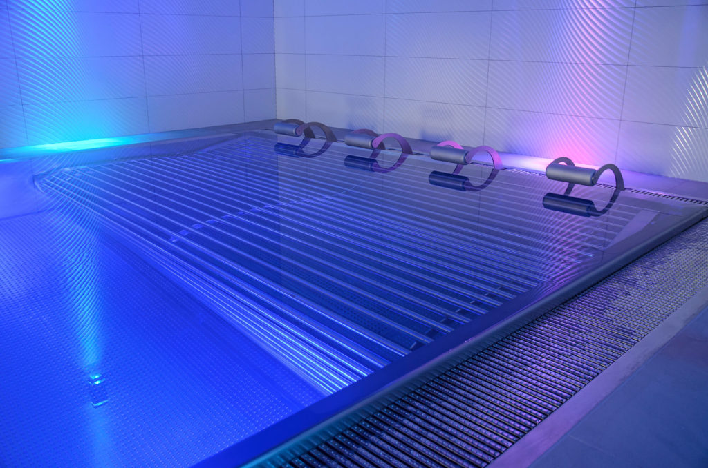 Vnútorný nerezový bazén s osvetlením a masážnym rúrkovým sedadlom