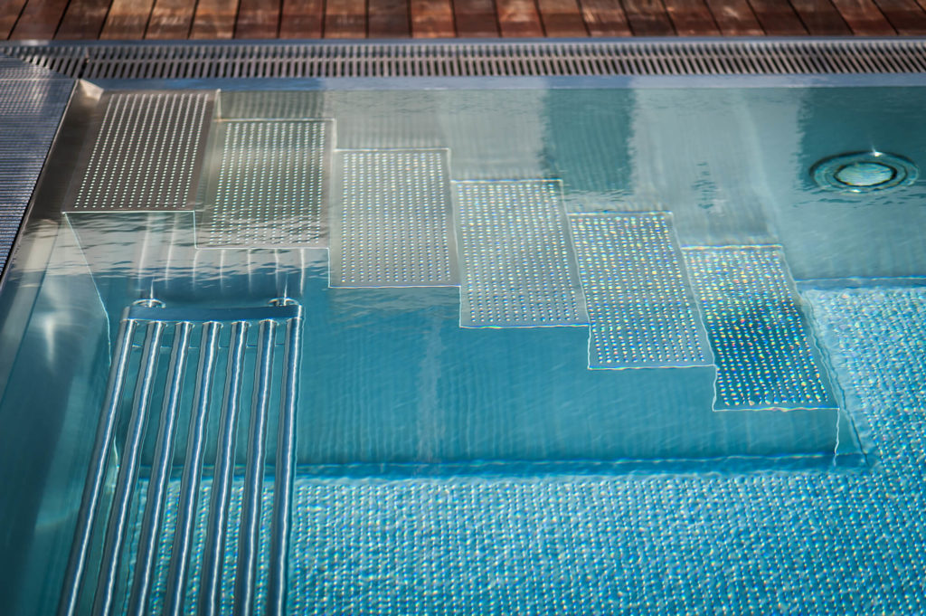 Schody do bazéna spojené s vzduchovým masážnym sedadlom