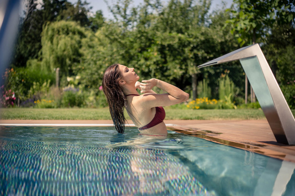 Modelka v záhradnom bazéne na mieru
