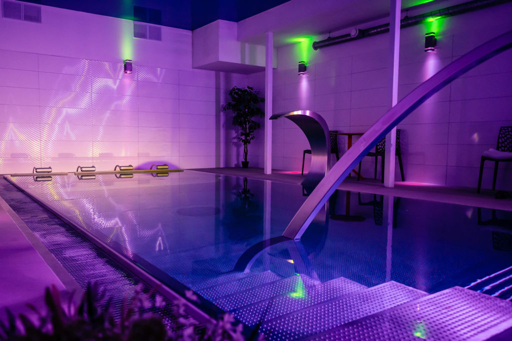 Vnútorný luxusný antikorový bazén s osvetlením