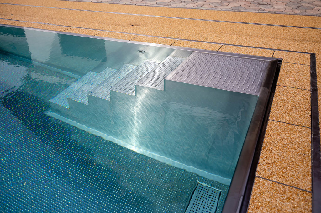 Antikorové schody do bazéna s protišmykovou úpravou