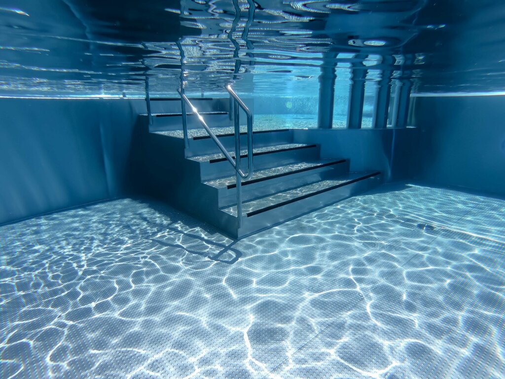 Nerezové schody do bazéna - Sitno