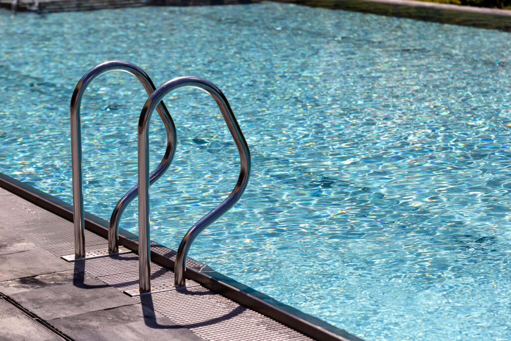 Vonkajší bazén so zábradlím pre Hotel Sitno