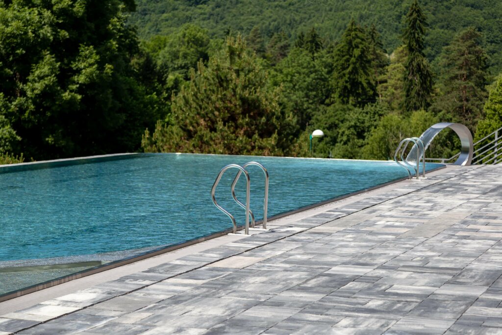 Plavecký nerezový bazén s atrakciami Wonderwerk