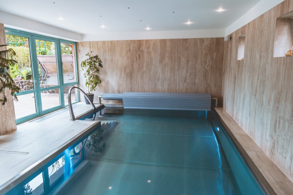 Antikorový interiérový bazén s roletou