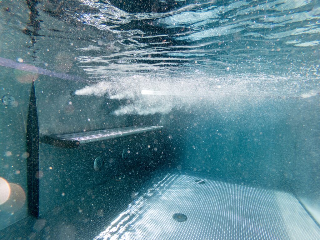 Perličkový kúpeľ pod hladinou nerezového bazéna
