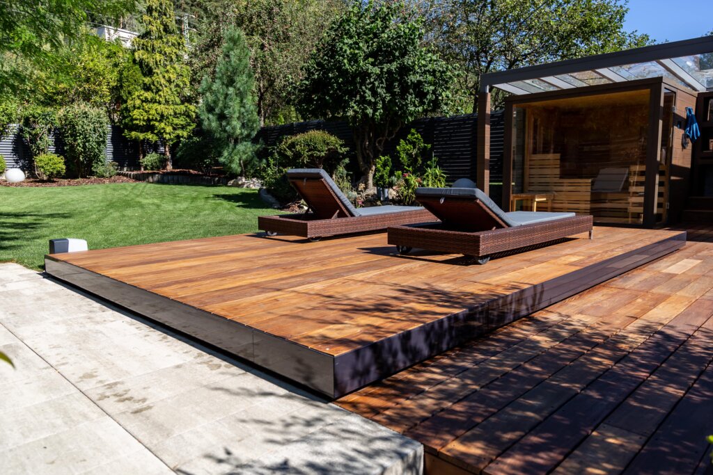 Mobilná terasa s lehátkami a vonkajšou saunou