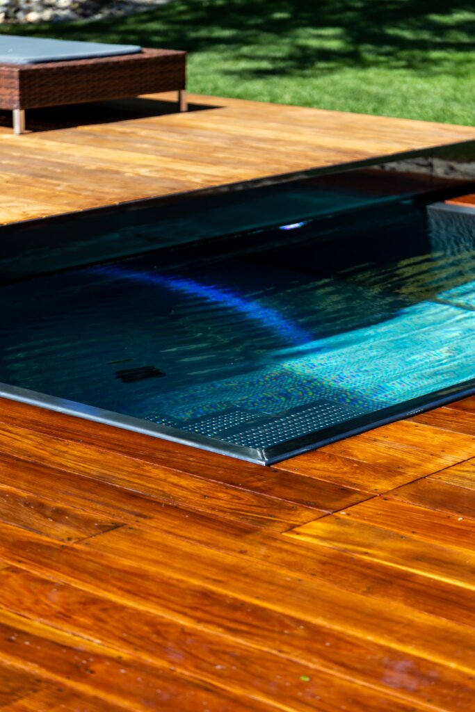 Bazén s drevenou terasou a skrytým prelivovým žľabom