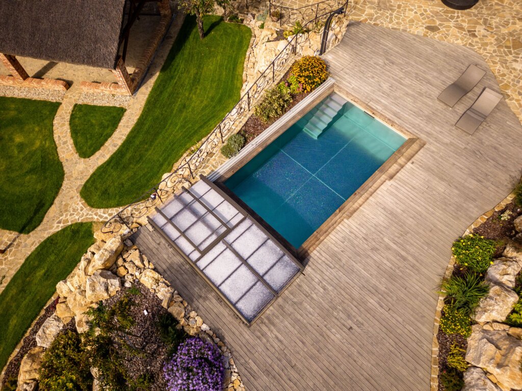 Záhradný antikorový bazén s prestrešením a protiprúdom