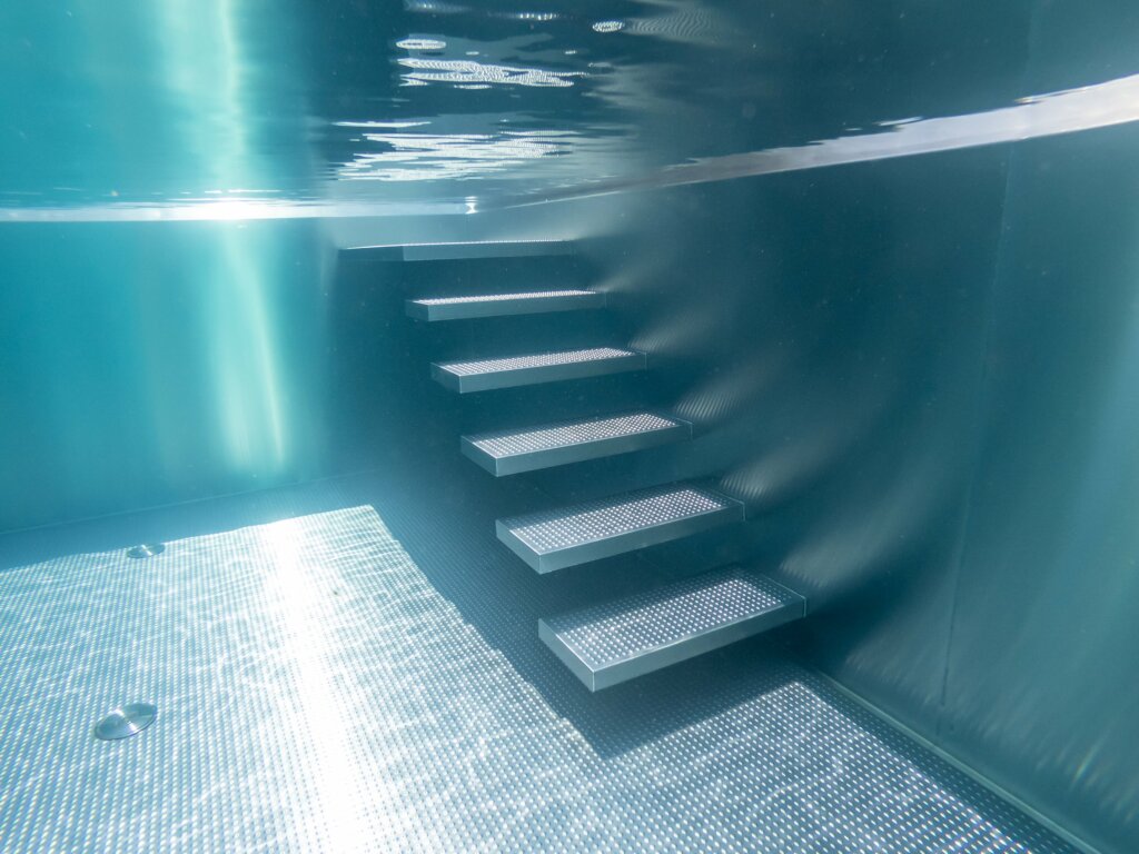 Konzolové schody do bazéna